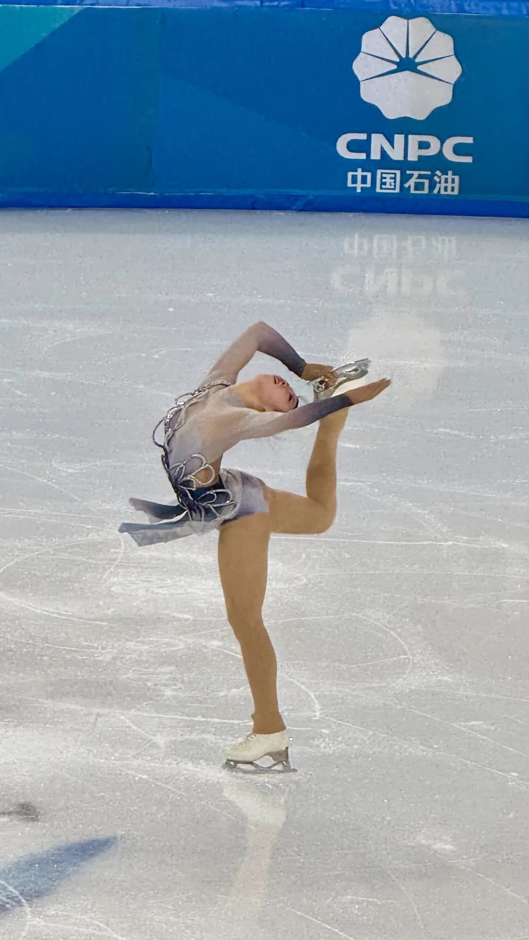 花样滑冰选手的优雅表现，赢得评委青睐