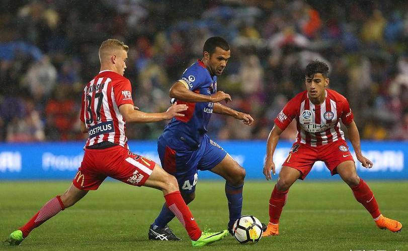 顶尖球员对抗激烈，实力碰撞