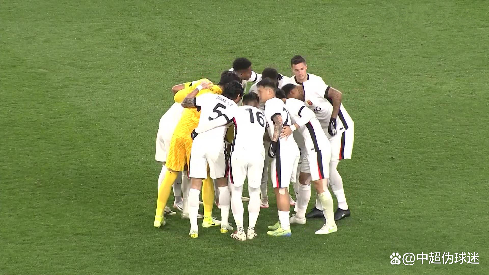 包含重庆队在激烈对决中夺得胜利，士气高昂的词条