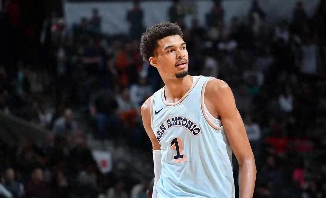 关于弗兰克福获得惊险胜利，提升球队士气的信息